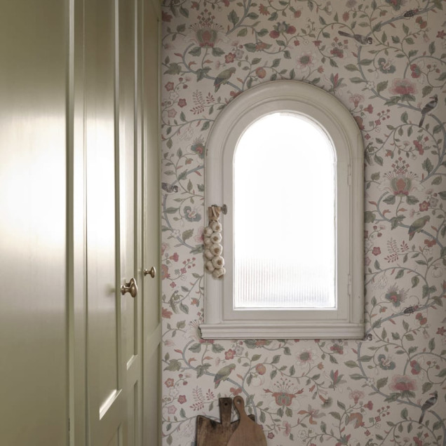 Tapet floral pastelat Hedda, perfect pentru camera copilului