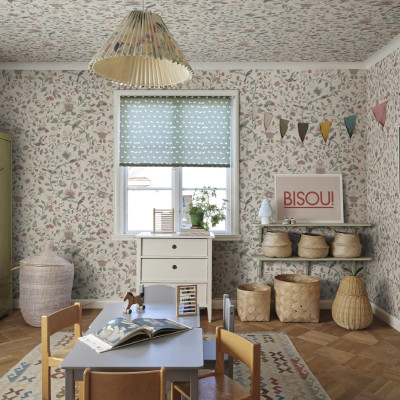 Tapet floral pastelat Hedda, perfect pentru camera copilului