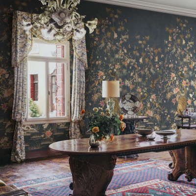 Tapet Chinoiserie Garden, Dark Blue, cu un design elegant cu păsări, flori și frunze exotice pe un fundal albastru închis.