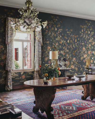 Tapet Chinoiserie Garden, Dark Blue, cu un design elegant cu păsări, flori și frunze exotice pe un fundal albastru închis.