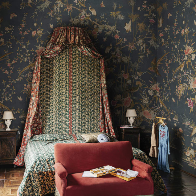 Tapet Chinoiserie Garden, Dark Blue, cu un design elegant cu păsări, flori și frunze exotice pe un fundal albastru închis.