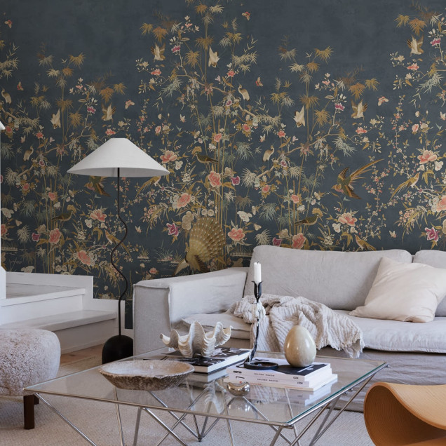 Tapet Chinoiserie Garden, Dark Blue, cu un design elegant cu păsări, flori și frunze exotice pe un fundal albastru închis.