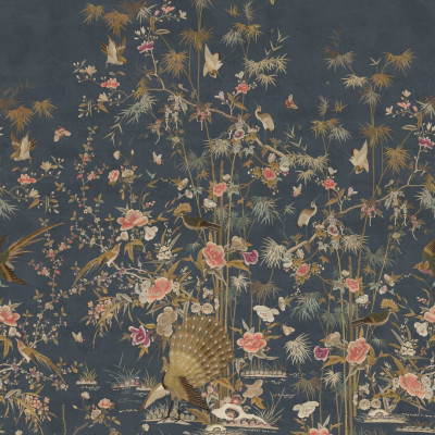 Tapet Chinoiserie Garden, Dark Blue, cu un design elegant cu păsări, flori și frunze exotice pe un fundal albastru închis.