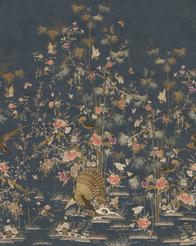 Tapet Chinoiserie Garden, Dark Blue, cu un design elegant cu păsări, flori și frunze exotice pe un fundal albastru închis.