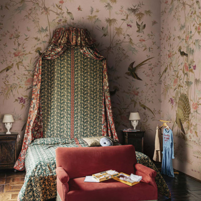 Wallpaper lavabil cu un design Chinoiserie Garden, în tonuri de roz, cu imaginea unor păsări exotice și flori delicate.