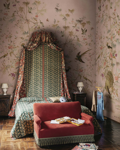 Wallpaper lavabil cu un design Chinoiserie Garden, în tonuri de roz, cu imaginea unor păsări exotice și flori delicate.