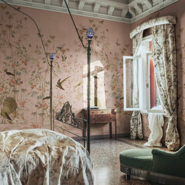 Wallpaper lavabil cu un design Chinoiserie Garden, în tonuri de roz, cu imaginea unor păsări exotice și flori delicate.