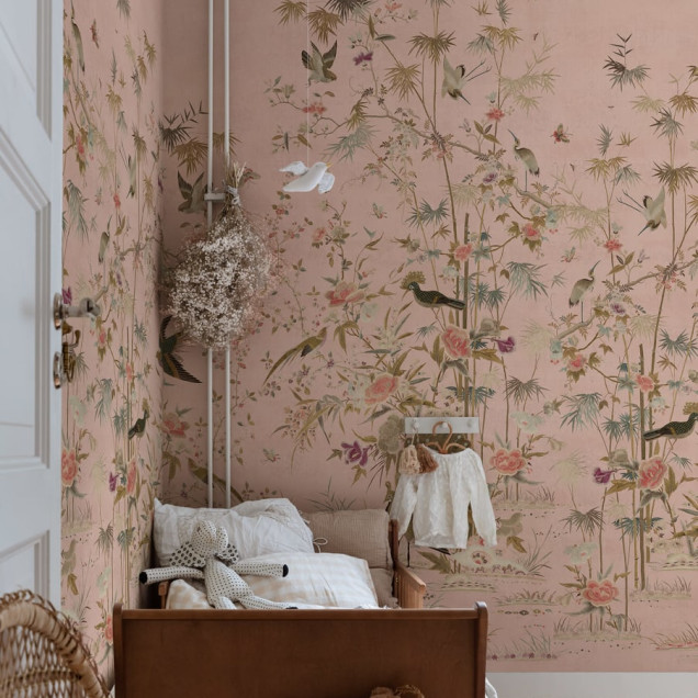 Wallpaper lavabil cu un design Chinoiserie Garden, în tonuri de roz, cu imaginea unor păsări exotice și flori delicate.
