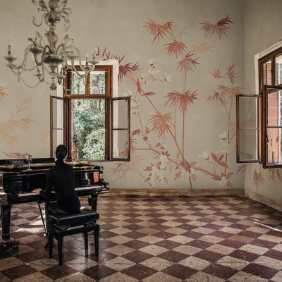 Tapet lavabil cu un design minimalist inspirat de natura asiatică. Prezinta ramuri de bambus și flori delicate, pictate cu o nuanță de lut caldă, pe un fundal gri deschis.