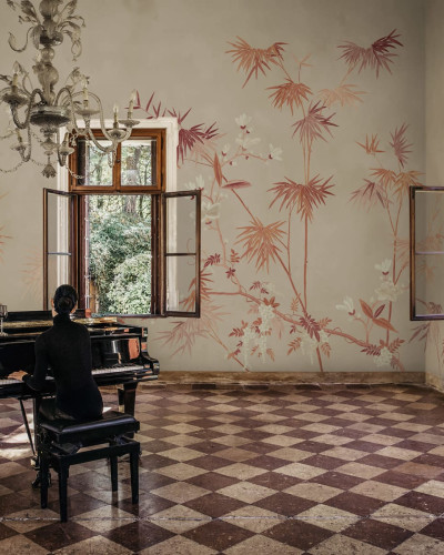 Tapet lavabil cu un design minimalist inspirat de natura asiatică. Prezinta ramuri de bambus și flori delicate, pictate cu o nuanță de lut caldă, pe un fundal gri deschis.