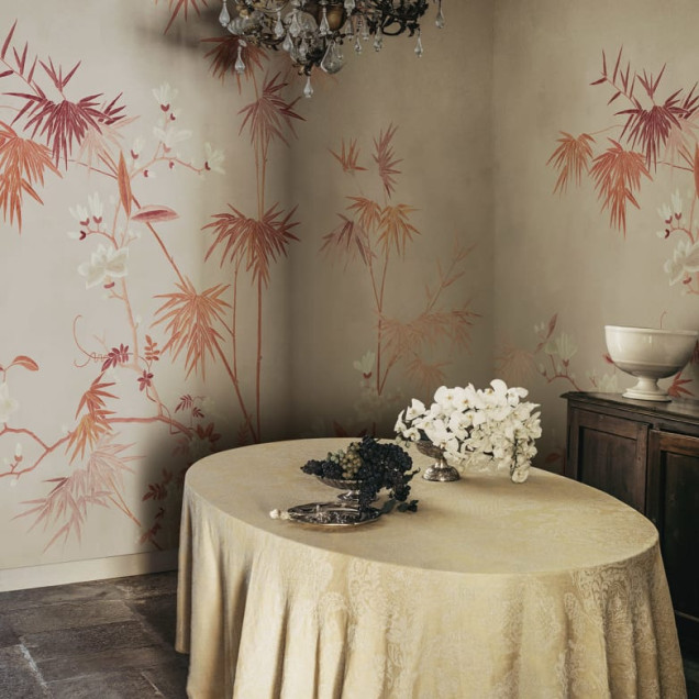 Tapet lavabil cu un design minimalist inspirat de natura asiatică. Prezinta ramuri de bambus și flori delicate, pictate cu o nuanță de lut caldă, pe un fundal gri deschis.