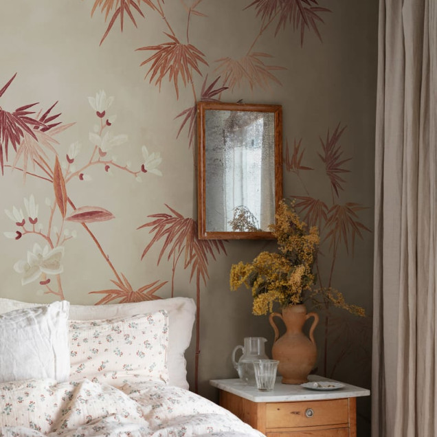 Tapet lavabil cu un design minimalist inspirat de natura asiatică. Prezinta ramuri de bambus și flori delicate, pictate cu o nuanță de lut caldă, pe un fundal gri deschis.