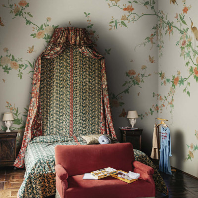 Tapet lavabil cu un design floral elegant, perfect pentru a adăuga o notă de rafinament oricărei camere.