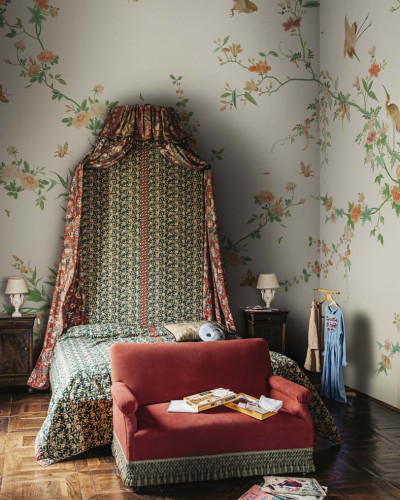 Tapet lavabil cu un design floral elegant, perfect pentru a adăuga o notă de rafinament oricărei camere.