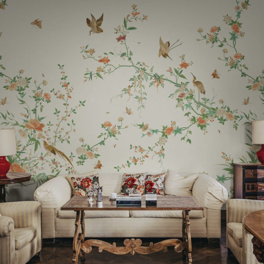 Tapet cu design floral elegant, cu motive florale delicate și păsări, pe un fundal albastru închis.