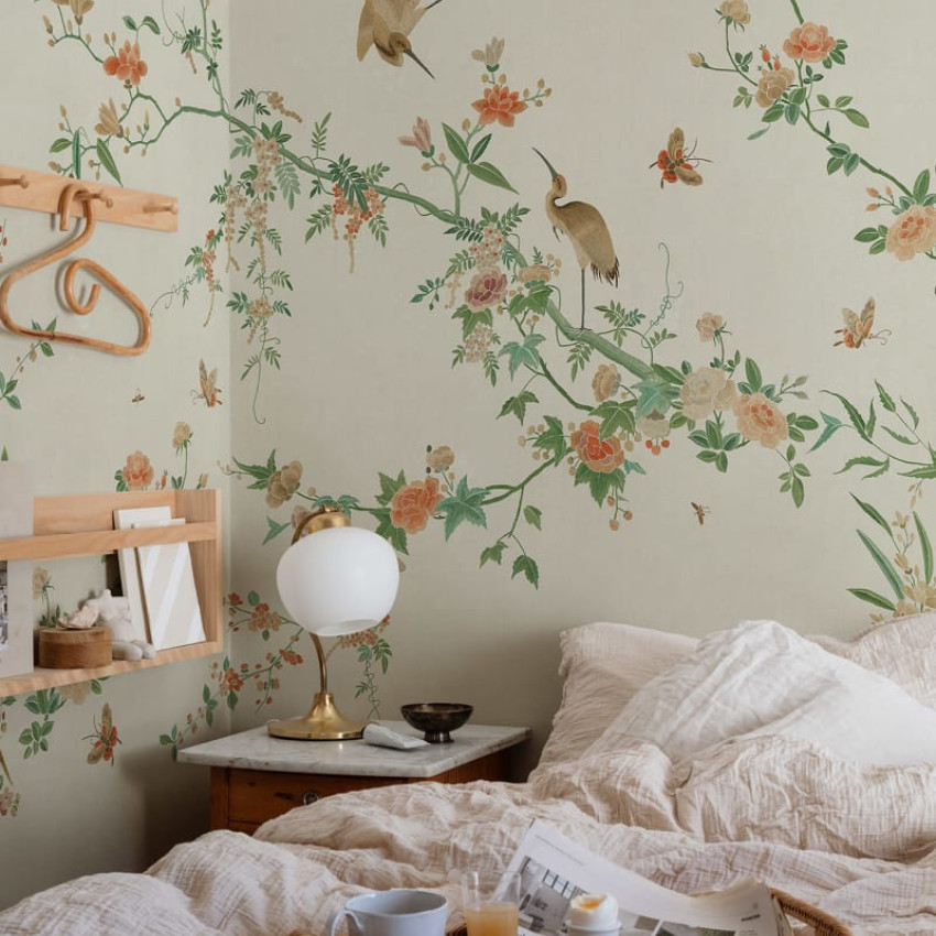 Tapet cu design floral elegant, cu motive florale delicate și păsări, pe un fundal albastru închis.