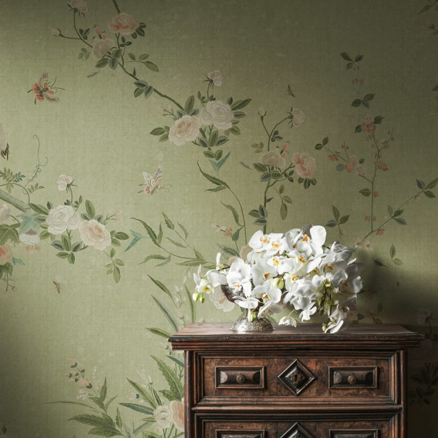 Tapet lavabil Bloom Green cu design floral delicat, în nuanțe de verde și roz pal.