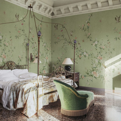 Tapet lavabil Bloom Green cu design floral delicat, în nuanțe de verde și roz pal.