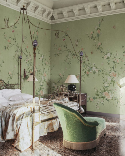 Tapet lavabil Bloom Green cu design floral delicat, în nuanțe de verde și roz pal.