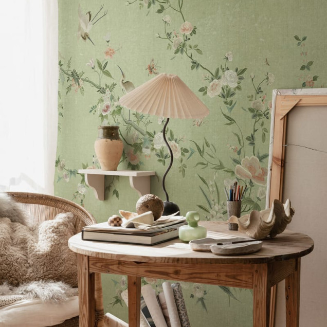 Tapet lavabil Bloom Green cu design floral delicat, în nuanțe de verde și roz pal.