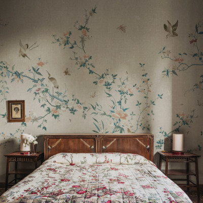 Tapet floral cu design delicat, cu păsări și flori, pe un fundal gri