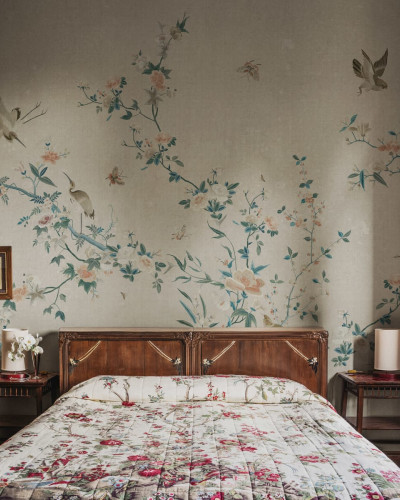 Tapet floral cu design delicat, cu păsări și flori, pe un fundal gri