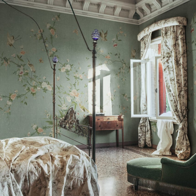Tapet lavabil cu flori delicate si pasari, in nuante de teal si alb.