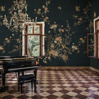 Tapet cu design floral elegant, cu motive florale delicate și păsări, pe un fundal albastru închis.
