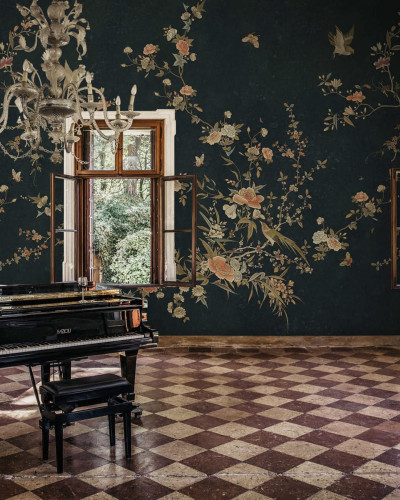Tapet cu design floral elegant, cu motive florale delicate și păsări, pe un fundal albastru închis.