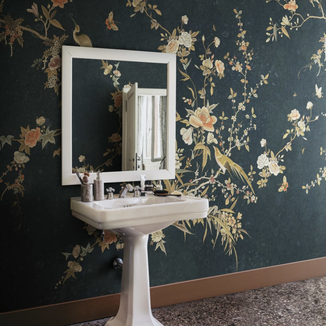 Tapet cu design floral elegant, cu motive florale delicate și păsări, pe un fundal albastru închis.