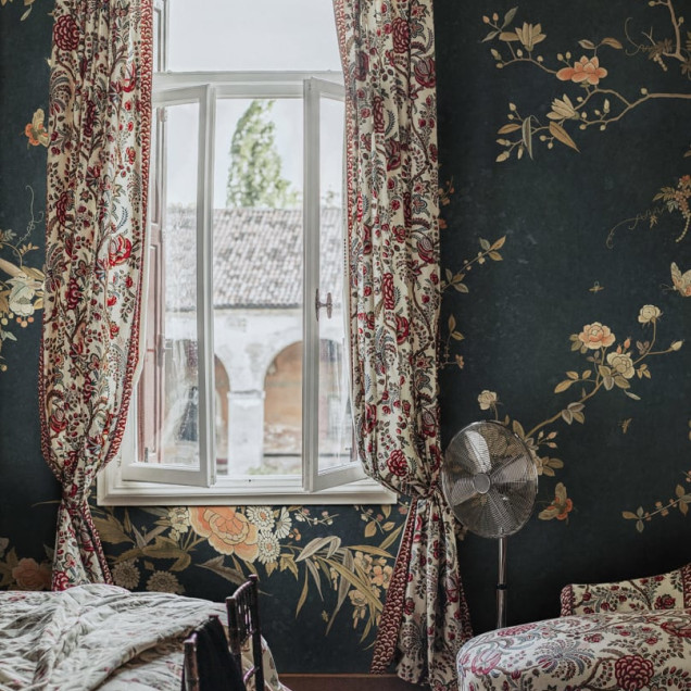 Tapet cu design floral elegant, cu motive florale delicate și păsări, pe un fundal albastru închis.