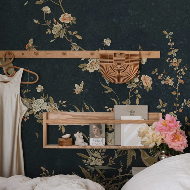 Tapet cu design floral elegant, cu motive florale delicate și păsări, pe un fundal albastru închis.