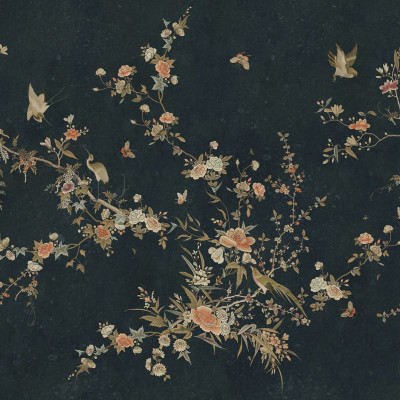 Tapet cu design floral elegant, cu motive florale delicate și păsări, pe un fundal albastru închis.