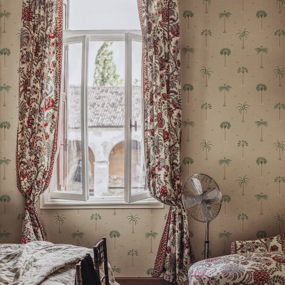 Tapet cu model de palmieri într-o cameră decorată