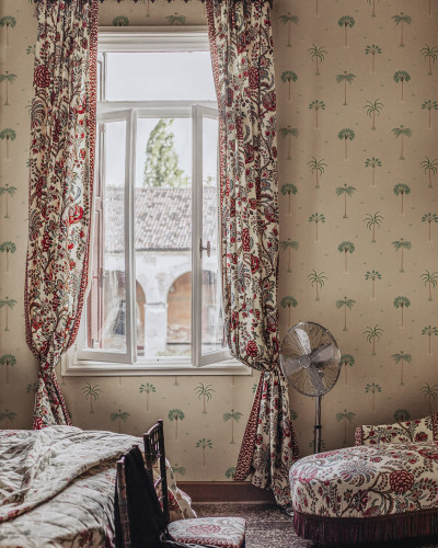 Tapet cu model de palmieri într-o cameră decorată