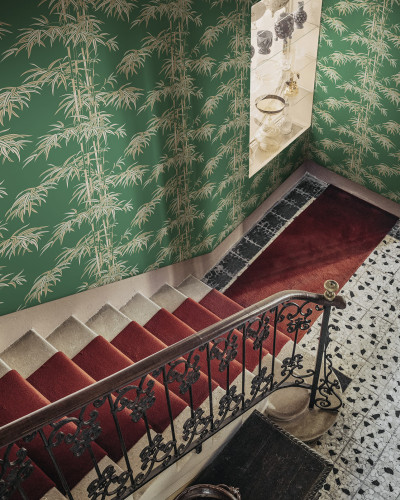 Tapet verde cu design bambus elegant într-un interior