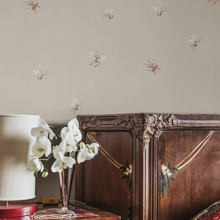 Tapet lavabil Butterflies Misty Blue cu fluturi delicati pe un fundal albastru pastelat