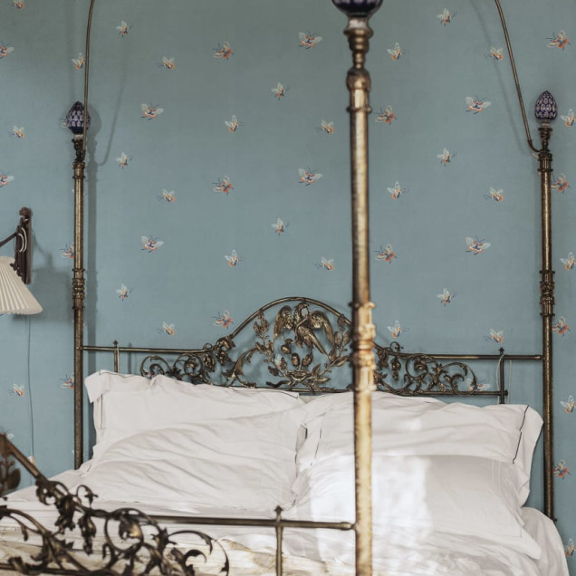 Tapet lavabil Butterflies Misty Blue cu fluturi delicati pe un fundal albastru pastelat