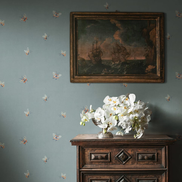 Tapet lavabil Butterflies Misty Blue cu fluturi delicati pe un fundal albastru pastelat