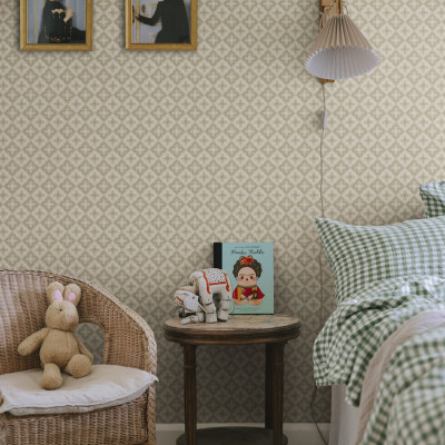 Tapet verde cu model geometric într-o cameră amenajată