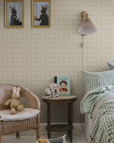 Tapet verde cu model geometric într-o cameră amenajată