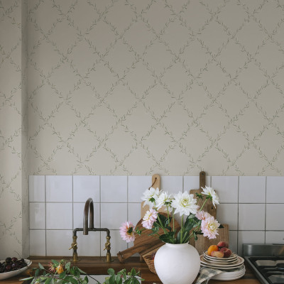 Tapet cu model floral discret pe un fundal bej într-o bucătărie decorată