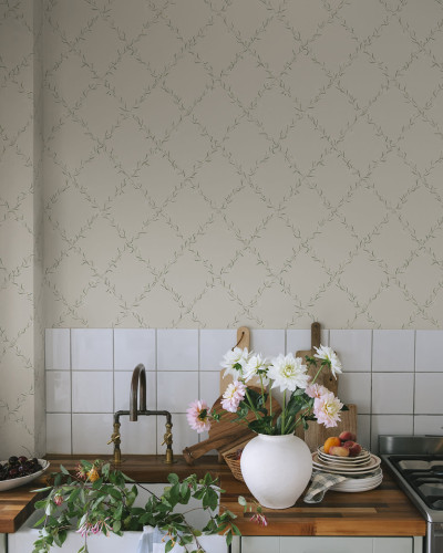 Tapet cu model floral discret pe un fundal bej într-o bucătărie decorată