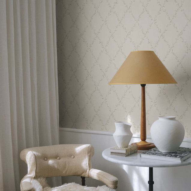 Tapet cu model floral discret pe un fundal bej într-o bucătărie decorată