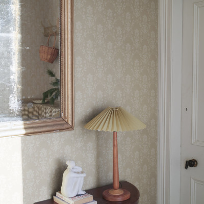 Tapet bej cu model floral delicat într-un interior elegant