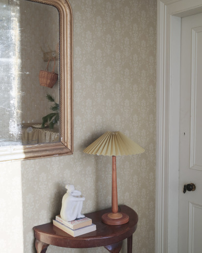 Tapet bej cu model floral delicat într-un interior elegant