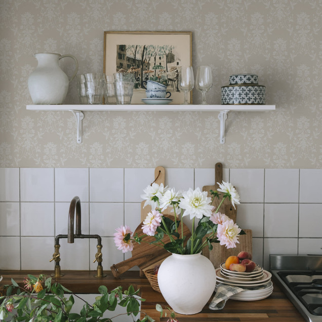 Tapet bej cu model floral delicat într-un interior elegant