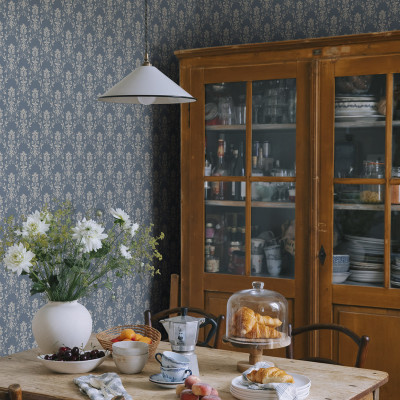 Tapet floral indigo intr-o sufragerie eleganta