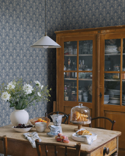 Tapet floral indigo intr-o sufragerie eleganta