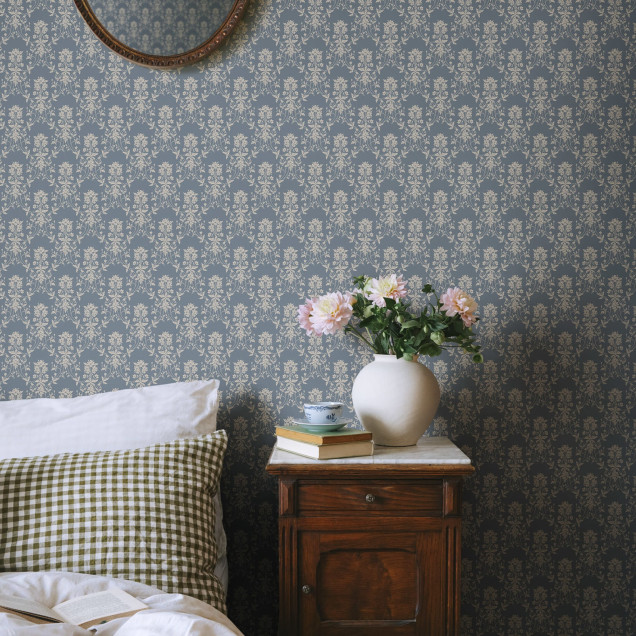 Tapet floral indigo intr-o sufragerie eleganta